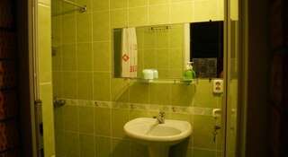 Гостиница Александра Ейск Трехместный номер эконом-класса с общей ванной комнатой-11